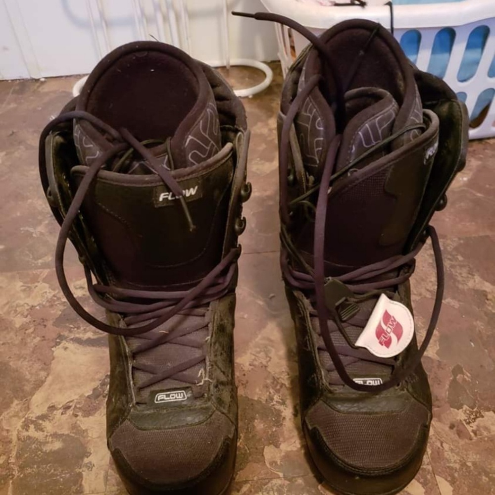 Snowboarding boots